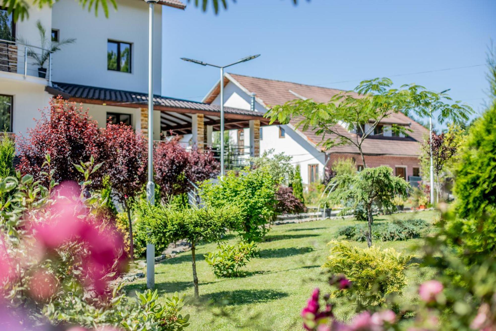 Rem Garden Hotel Novaci Străini Exterior foto