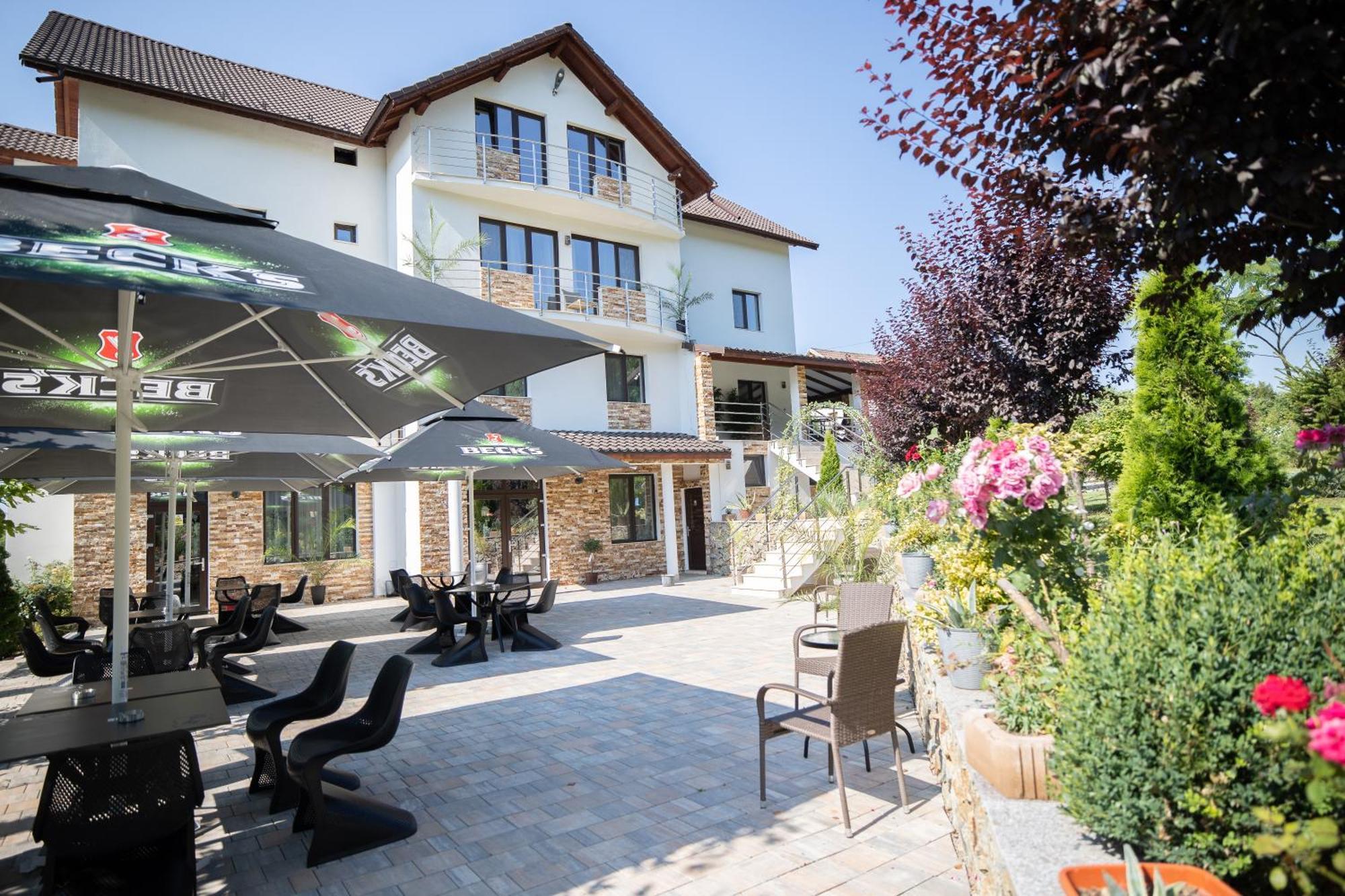 Rem Garden Hotel Novaci Străini Exterior foto