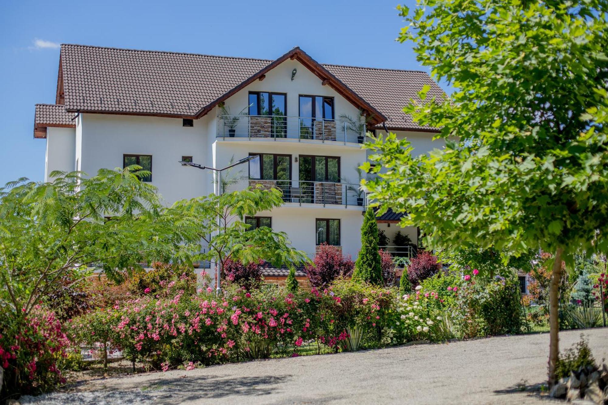 Rem Garden Hotel Novaci Străini Exterior foto