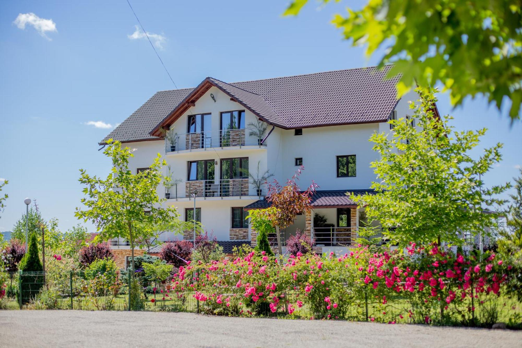 Rem Garden Hotel Novaci Străini Exterior foto