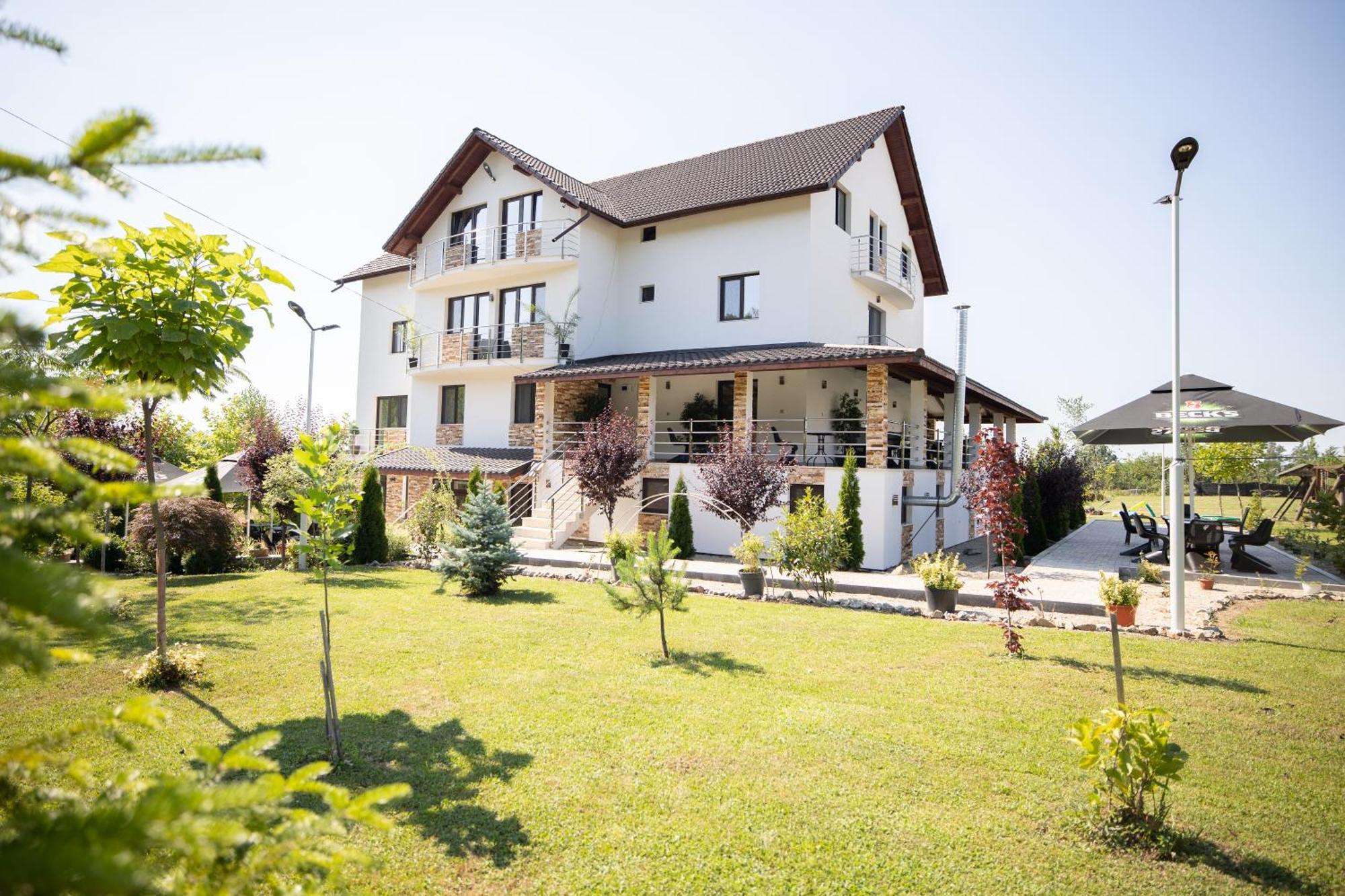 Rem Garden Hotel Novaci Străini Exterior foto